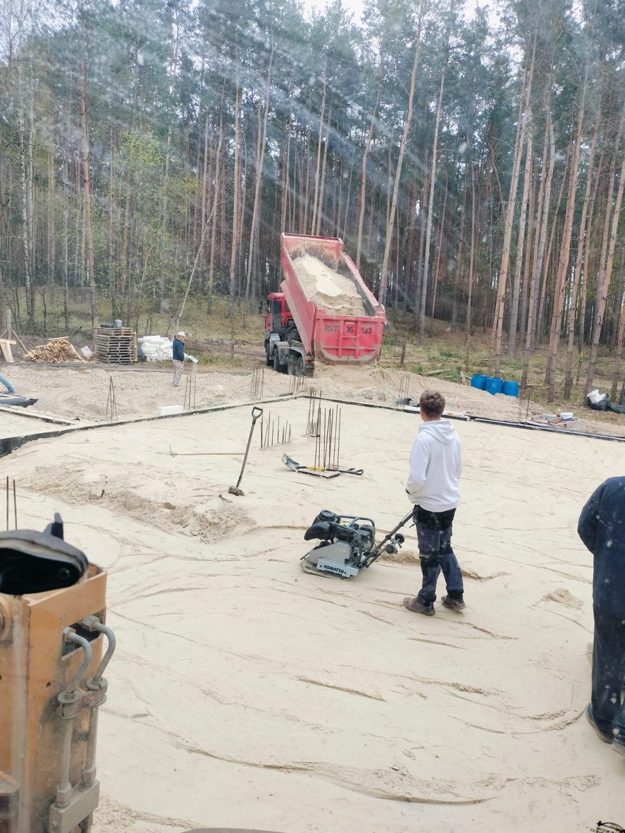 Nawiezienie piasku zasypowego pod płytę fundamentową