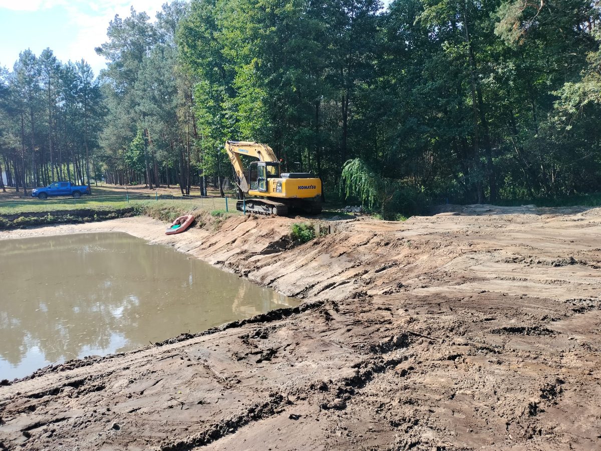 Koparka Komatsu PC210 przy wykonaniu stawu rekreacyjnego