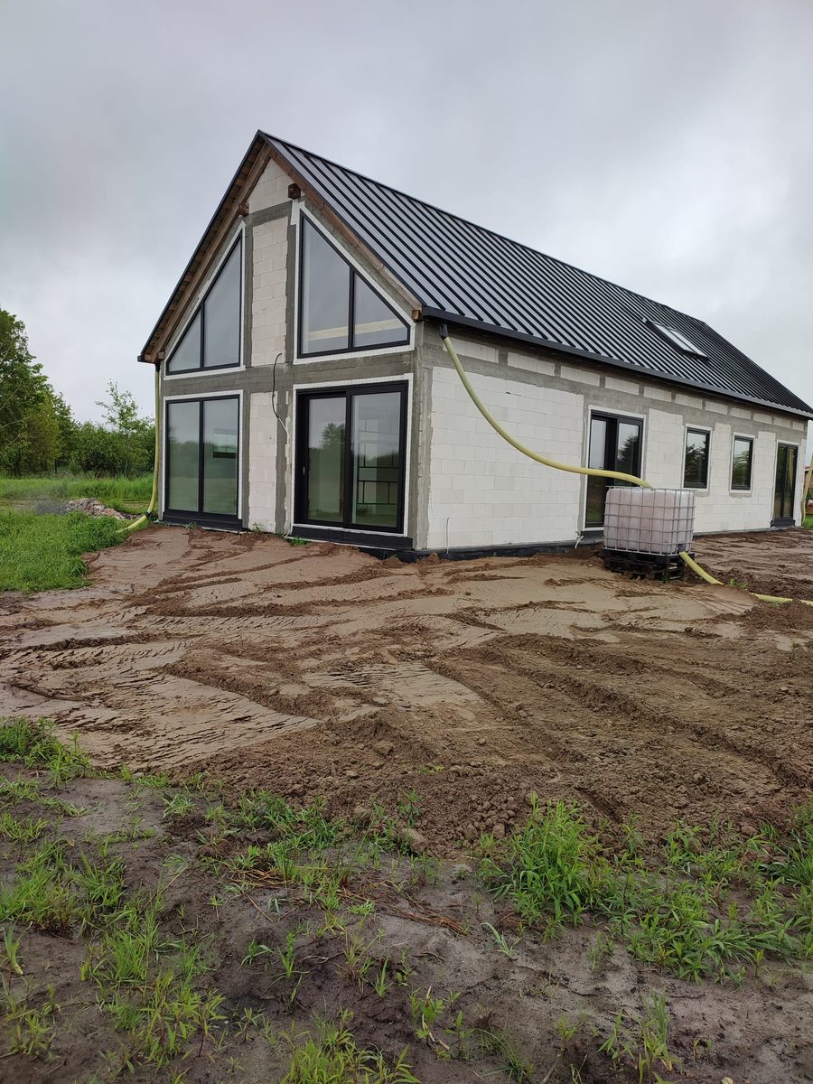 Prace ziemne przy nowym domu – zasypanie i wyrównanie terenu