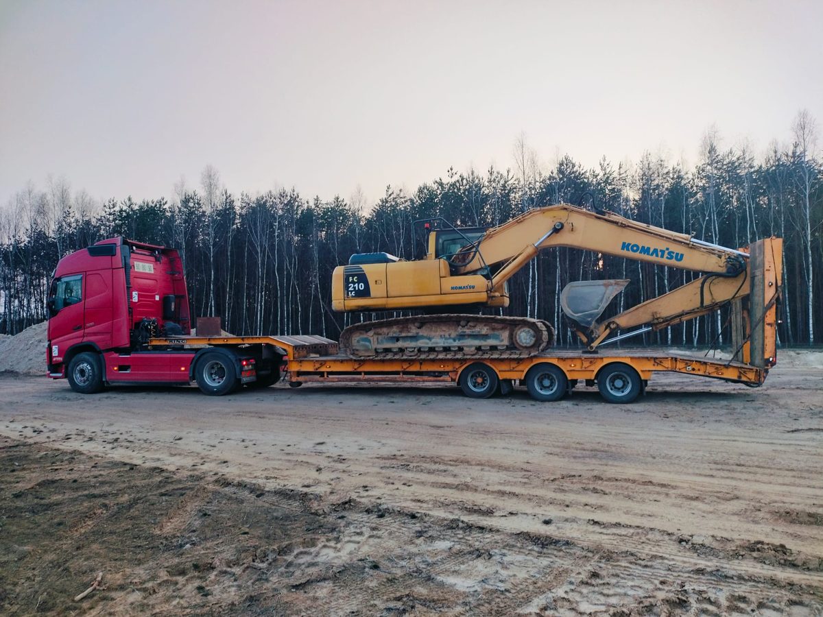 Transport sprzętu budowlanego – Volvo FH z koparką Komatsu na niskopodwoziu